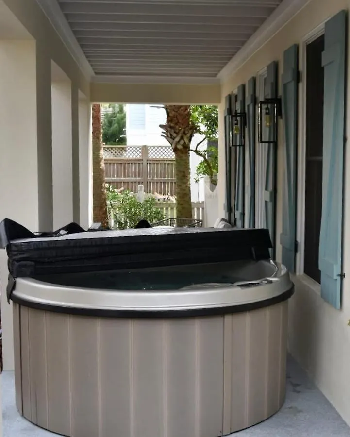 2-Story Home, Walk To Beach, Hot Tub, Free Wifi, Pets Ok, Community Pool Access Destin