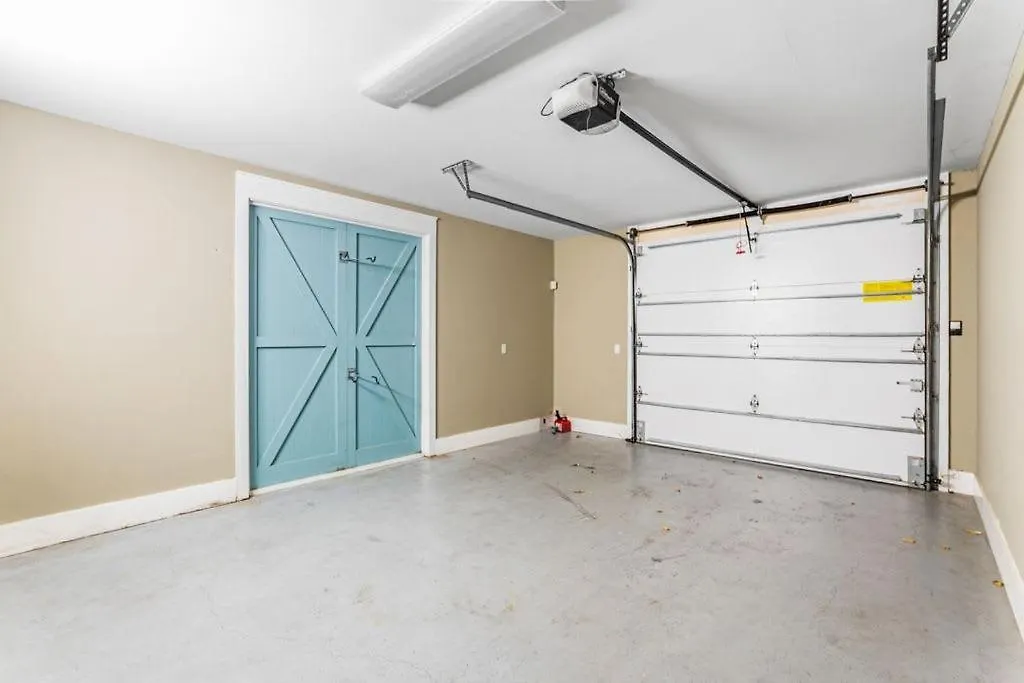 Holiday home 2-Story Home, Walk To Beach, Hot Tub, Free Wifi, Pets Ok, Community Pool Access Destin