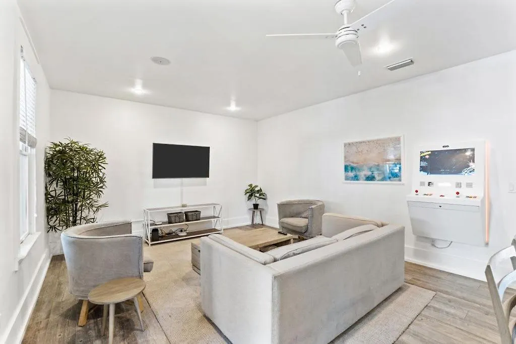 2-Story Home, Walk To Beach, Hot Tub, Free Wifi, Pets Ok, Community Pool Access Destin